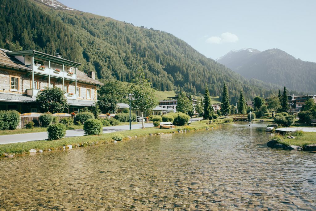 Alter Bahnhof in St. Anton am Arlberg - Das ist der alte Bahnhof in der Ortsmitte. Er ist der höchstgelegene Bahnhof der Arlbergbahn. Bereits 1884 wurde er eröffnet. Im Jahr 2000 wurde er aufgrund einer Streckenverlegung durch einen modernen Neubau am südlichen Ortsrand ersetzt.  - © TVB St. Anton am Arlberg // West Werbeagentur, Alexandra Genewein